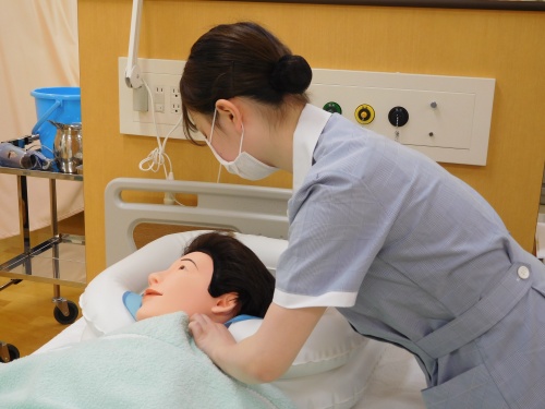「患者さんの体勢はつらくないかな?襟元は苦しくないかな?」と慎重に行っていました。