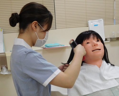髪を乾かし、ブラッシングしました。