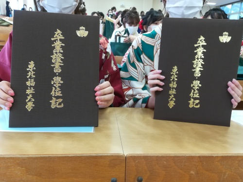 2021年3月19日　保健看護学科の卒業式が行われました。 コロナ禍の状況の中、今年は学科別で行われました。学生達は卒業証書を手に新たな旅立ちです。