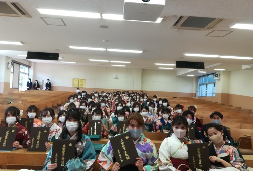 4年生の皆さんの姿を見て、教員も元気と勇気をもらいました。 これから、楽しい時も厳しい時もあると思います。何かあった時4年間頑張ってきた自分を思い出し、大切に紡いでいって下さい。おめでとうございます。