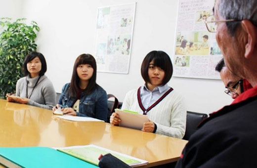 公衆衛生看護援助論Ⅱで実施する地域診断演習。実際の地域に出向いて住民の方にインタビューを行います