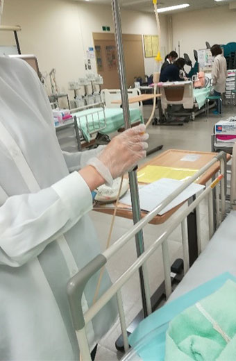 接続チューブ内に栄養剤を満たし、注入速度を確認しながら行います