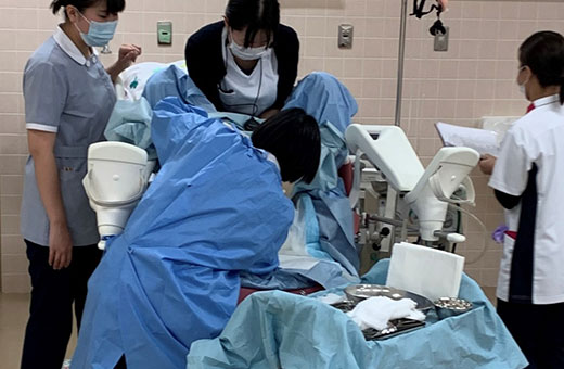 分娩介助技術演習の真っ最中です