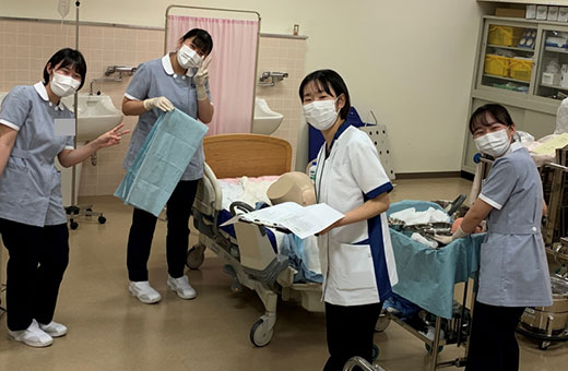分娩介助技術演習の後片付け中です