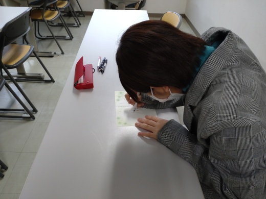 12月初旬、宣誓式に千葉公慈学長を招待するため、学生実行委員が招待状を作成しました