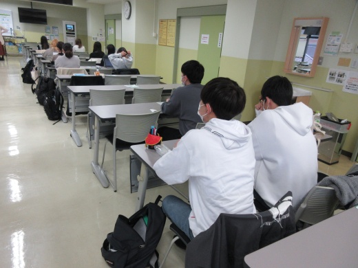 ゼミでの学生同士の情報共有。説明を受ける側も熱心に聞き入ります