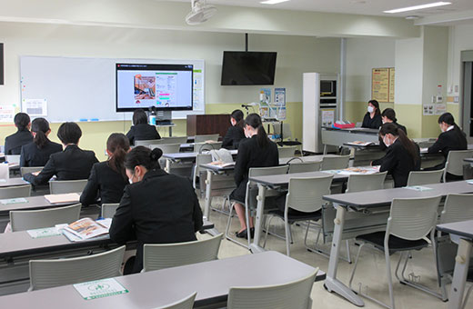 説明会の様子。3会場に分散し開催しました