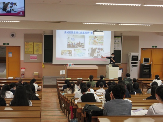 授業風景の紹介。講義→演習→病院実習へと段階的に