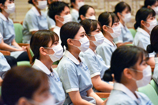 真剣な表情で臨む学生ら