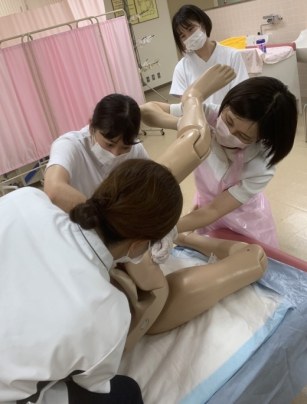 側臥位の分娩介助演習の様子