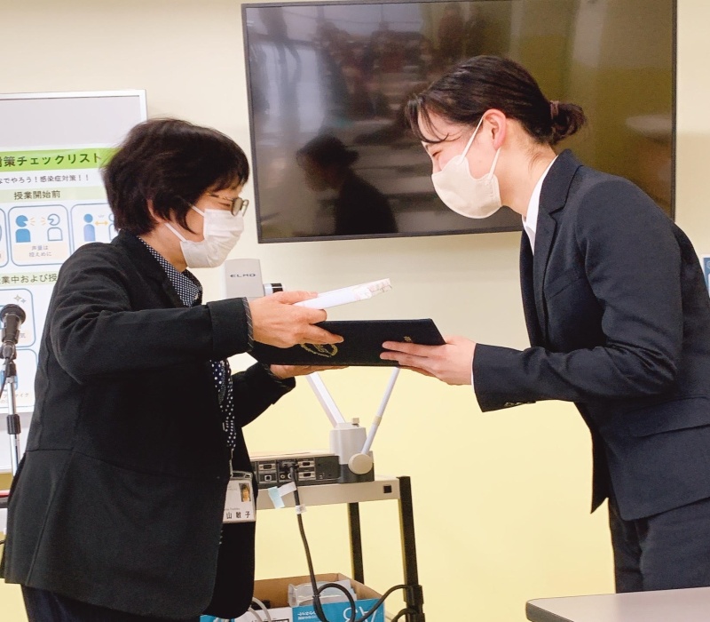 3月10日（金）卒業研究発表会終了後に杉山学科長より賞状と記念品が贈呈されました