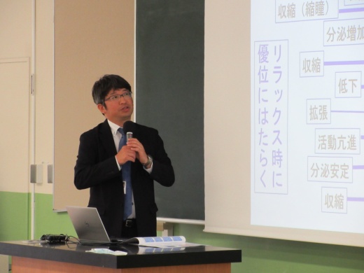 模擬講義の様子：便秘薬はなぜ、寝る前に飲むのか...