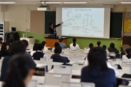模擬講義の様子：薬の話の前に、神経伝達について。