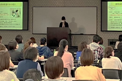 保健看護学科を卒業した先輩も参加していました。