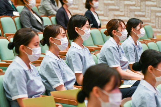 真剣な表情で臨む学生ら