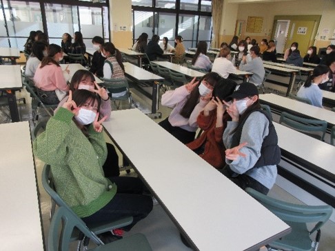 1年生からの質問に、2年生が親身になって答えています。