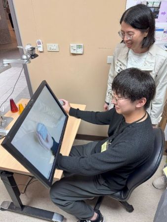 長庚大学謝先生の研究室でミラーセラピーの体験