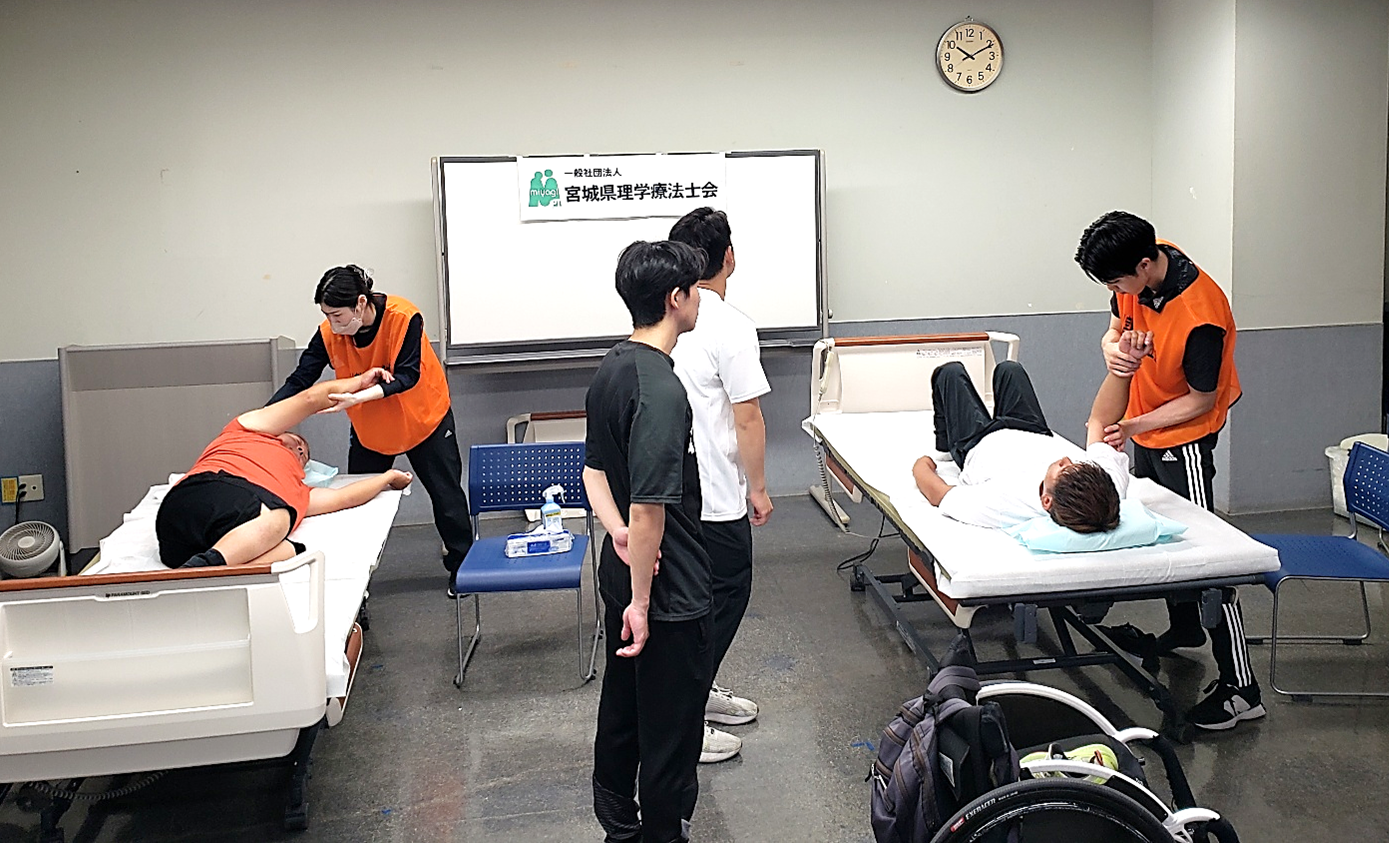 【理学療法学専攻】1年生が理学療法士によるコンディショニングルームの活動に参加しました