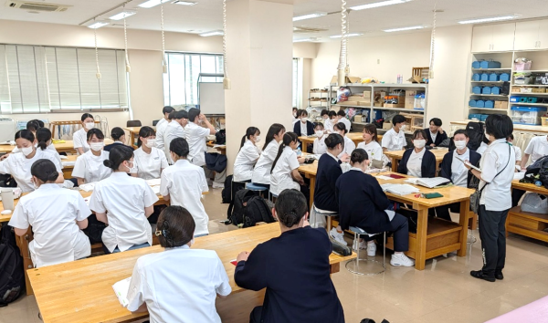 ＜実技試験前説明の様子。これまでの学習内容を発揮しようと、緊張感が感じられます！＞