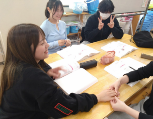 ＜教員との距離も近く、実技練習は楽しさも満載！＞