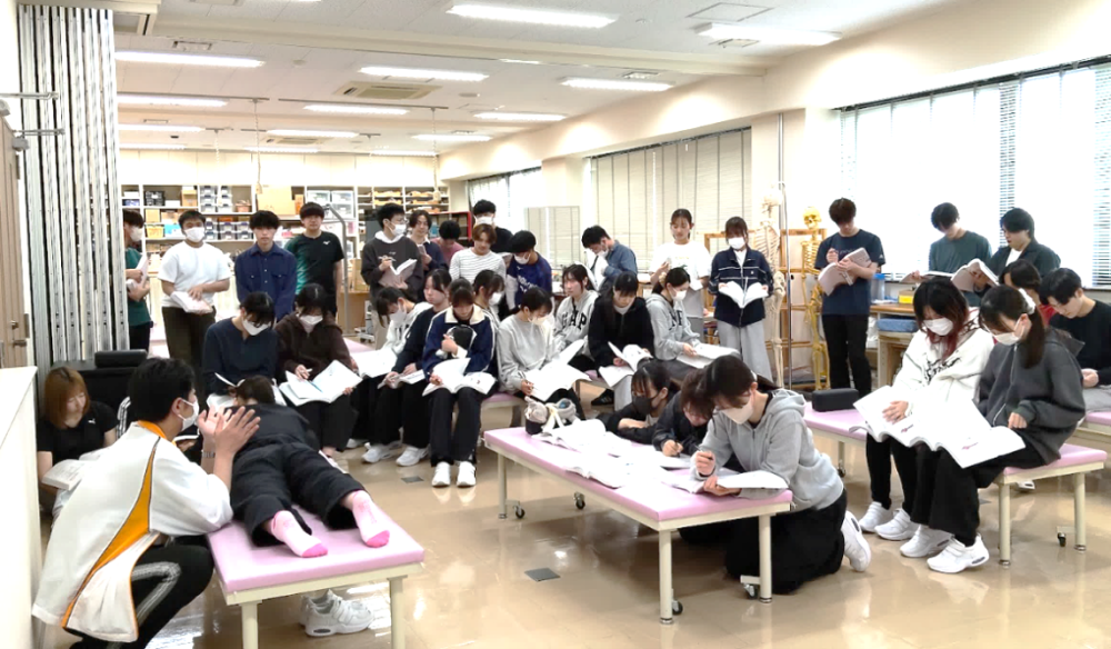 ＜真剣に学んでいます＞