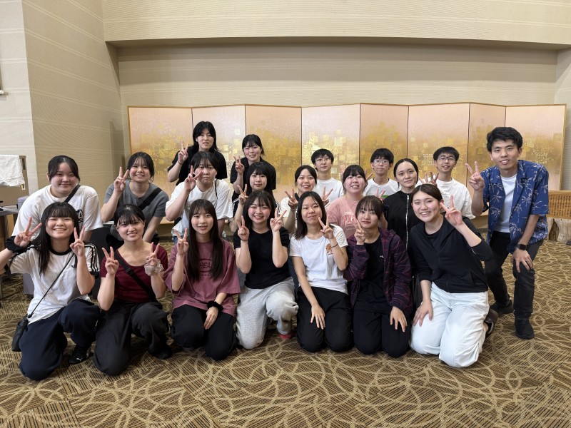 最終日の集合写真・作業療法学専攻の学生たちと教員
