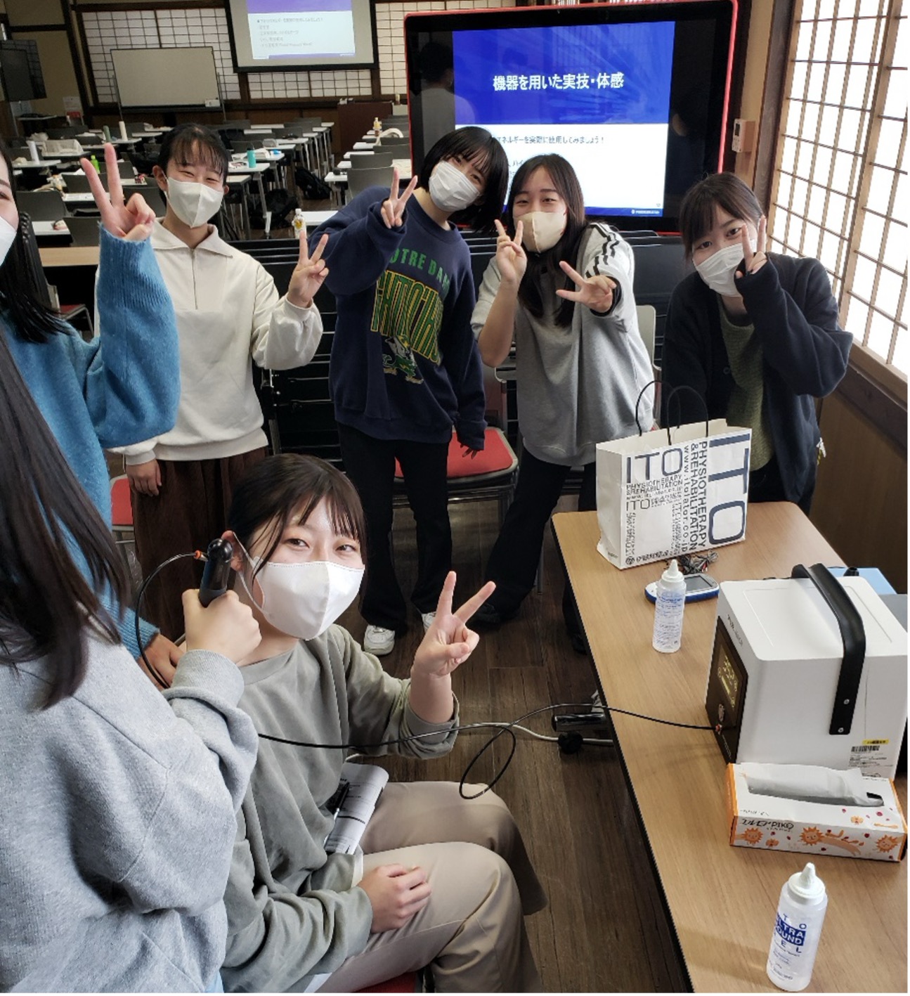 理学療法学専攻の4年生が最新の物理療法機器について受講