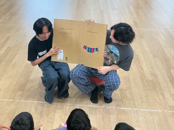 大きい絵本の読み聞かせにも挑戦しました！