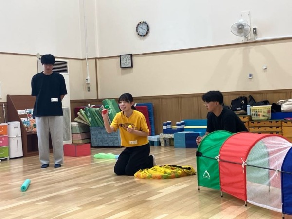 遊び方を子どもたちに説明しました。分かりやすく伝えることの難しさも学びました。