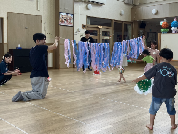 障害物リレーに挑戦！子どもたちは全身を動かしながら楽しみました。
