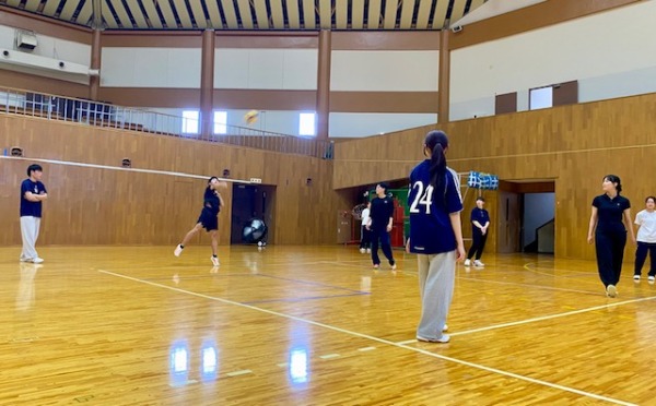 「そ～れ、サーブ入るかな・・・」