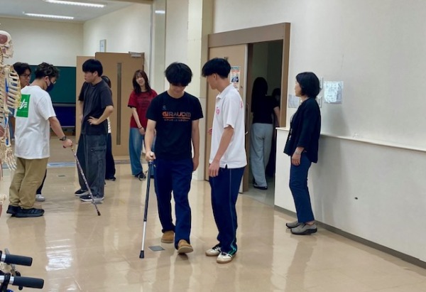 正しい杖の長さや使い方は？　介助の仕方も実際に行いました。