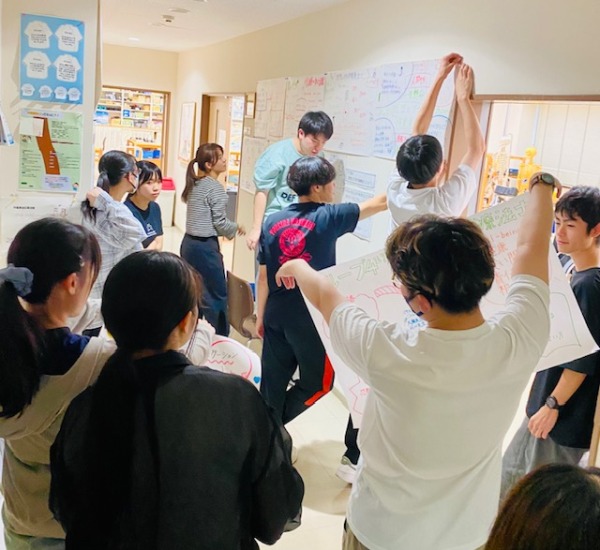 どこに貼ろうかな・・・曲がらないように貼ってね。