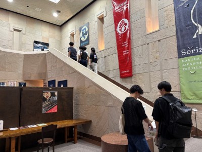 【理学療法学専攻】1年生が図書館と芹沢銈介美術工芸館を見学しました！