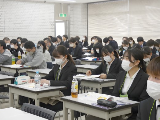真剣に報告を聞く学生たち