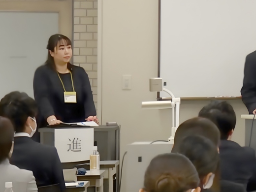 介護実習報告会の進行を行う相場先生