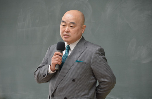 エールを送る千葉学長