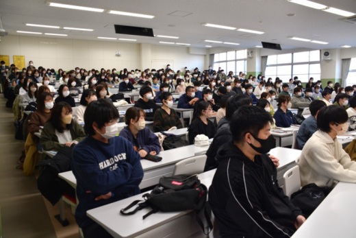 千葉学長の言葉に耳を傾ける学生ら