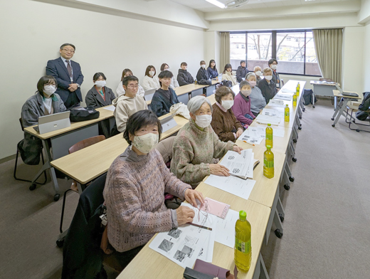 最前列で報告会に参加数する「畑プロジェクト」メンバー
