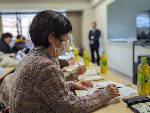 集中して報告を聴く参加者の皆さん