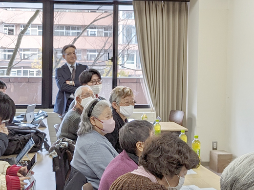 質問への回答する学生たちの様子を温かい目で見守る参加者の皆様