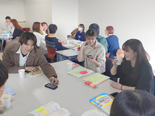 使用した参考書や実習資料,アプリなどを紹介する4年生