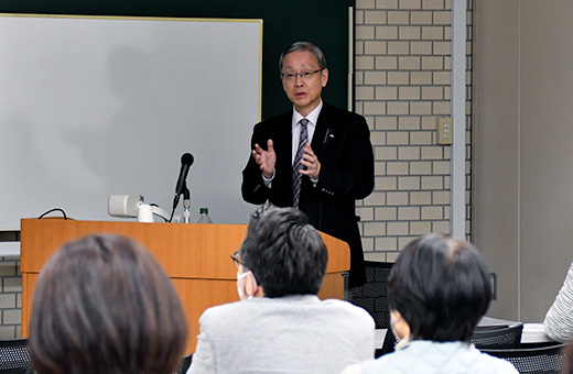 講演する上埜教授