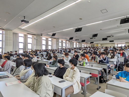 20ある社会福祉学科のリエゾンゼミⅠが集合した大教室の様子