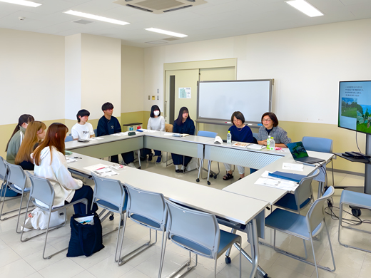 かいがもりプレーパークの代表で、本学の卒業生の三浦香弥乃さんのお話を伺うリエゾンゼミⅡの様子
