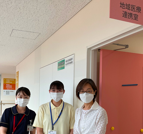 現場指導者、学生、教員の3名で一緒に撮影しました。直接の指導者のほか複数のMSWが指導に関与して下さっており有り難いかぎりです。現場のご理解とご協力のもと実習が成立することをかみしめております。