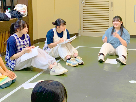 「保育実践演習」での模擬保育「ゴムひもを使った運動遊び」