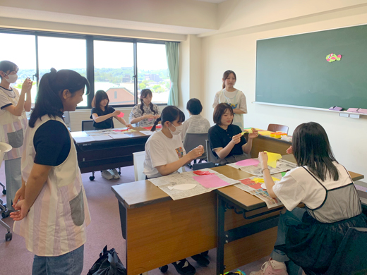 「保育実践演習」という科目で「遊びの指導案」を作成し、 模擬保育で実践し、振り返りを行い、実習につなげる