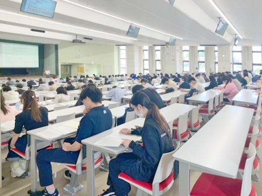 集中して模擬試験に臨む学生たち