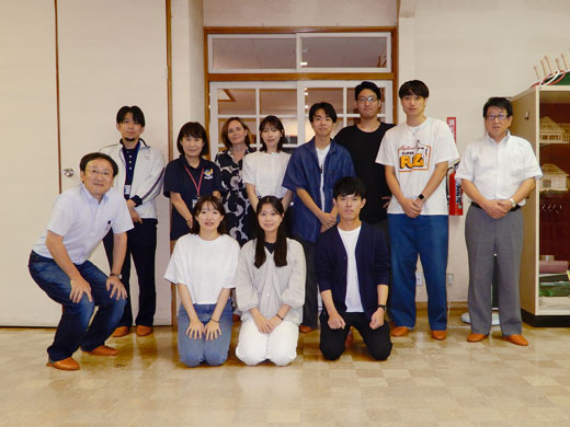 畠山充施設長、永田寿美子所長、中野大樹生活相談員、サリ・ヘイッキネン氏と一緒に記念撮影